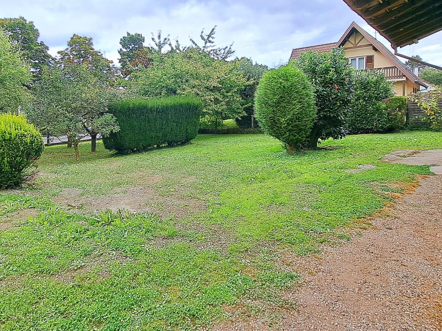 Beau terrain constructible non viabilisé d'une superficie de 5,5 ares avec un beau potentiel situé au bas du quartier résidentielle du Rebberg de Dornach