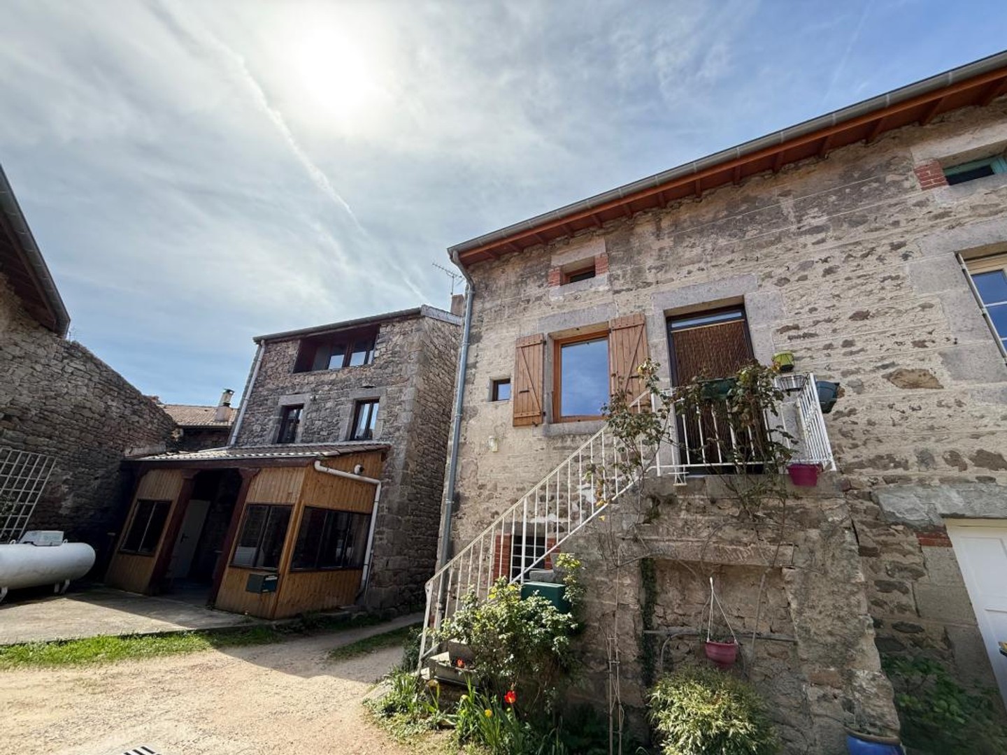 Maison de village R+2 rénovée partiellement à vendre Périgneux