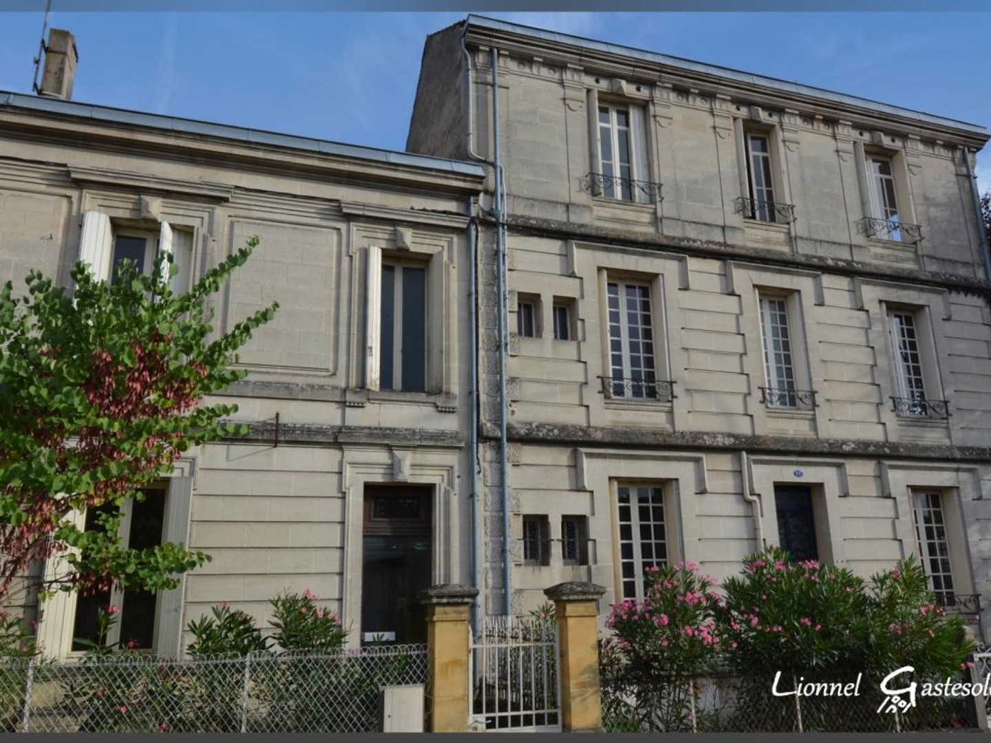 Maison bourgeoise de caractère ensemble de deux bâtiments à vendre 16 pièces SAINTE FOY LA GRANDE (33)