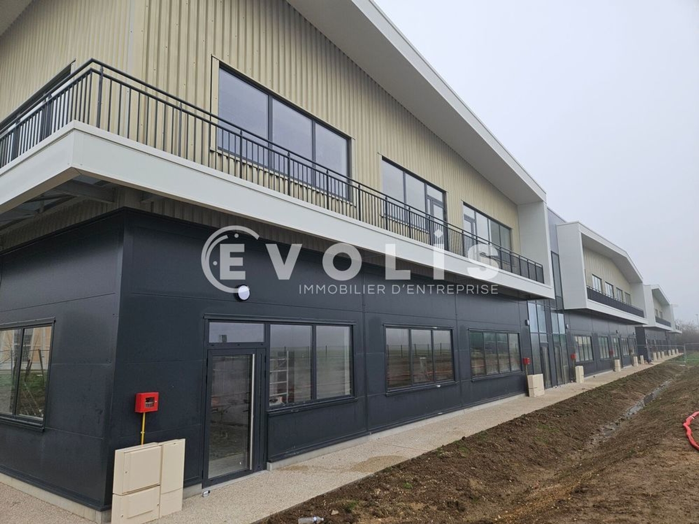 Locaux d'activité - A VENDRE - 8 828 m² divisibles à partir de 493 m²