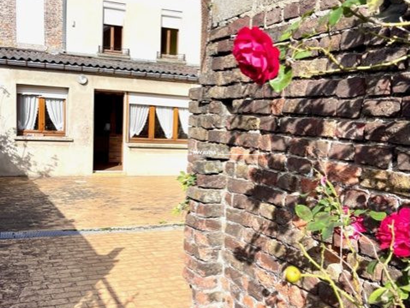 MAISON DE VILLE D ENVIRON 130M2, 3 CHAMBRES, GRENIER, CAVE, JARDIN