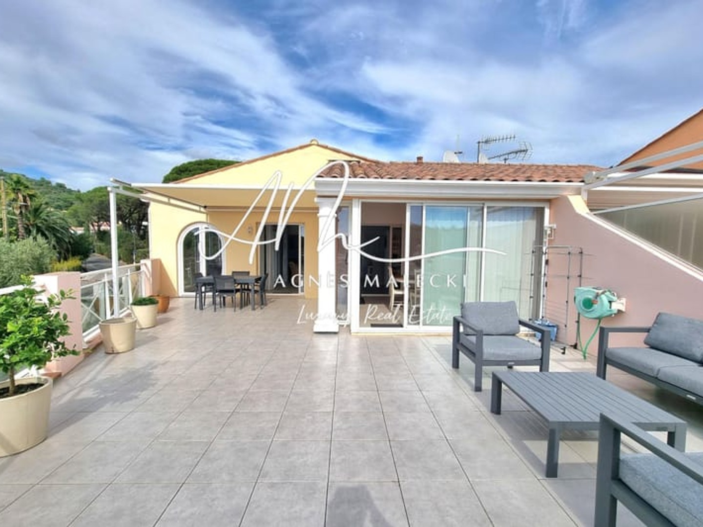 SPLENDIDE VILLA SUR LE TOIT DANS UNE RESIDENCE BOURGEOISE PR