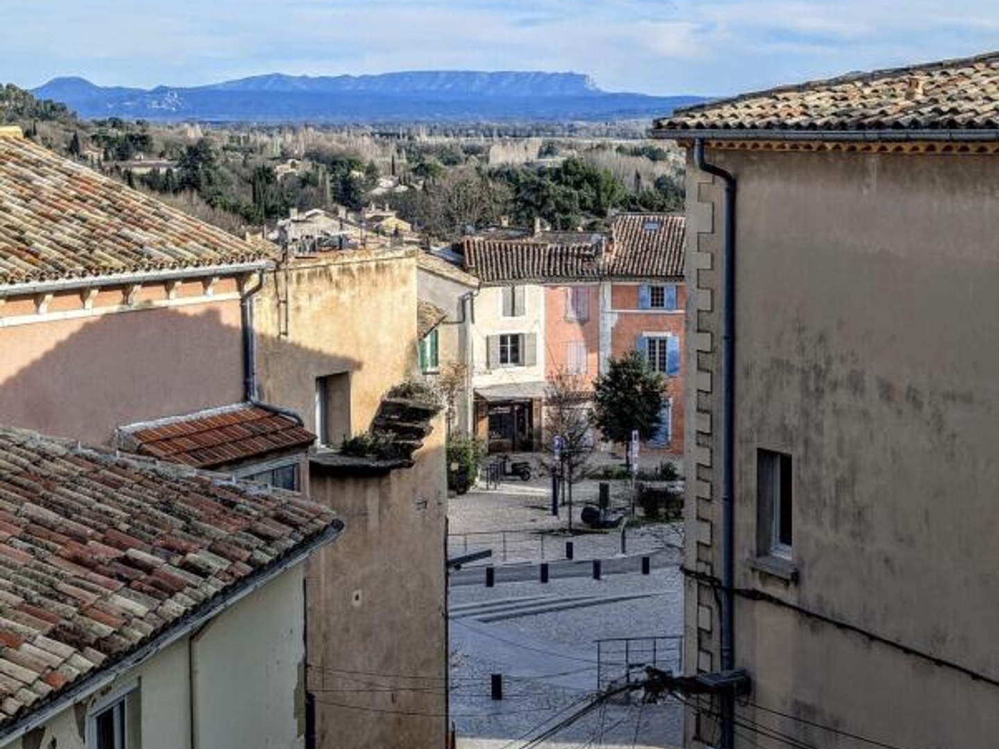 Spacieux T4 vue Sainte Victoire + remise et atelier
