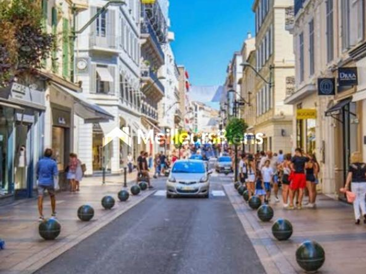 Cannes Banane : Droit au bail très bien situé, petit local tous commerces , sauf restauration avec extraction et bijouterie