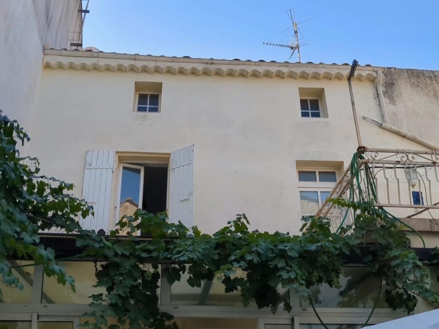 Ensemble immobilier/ 2 maisons,1 appartement en ville