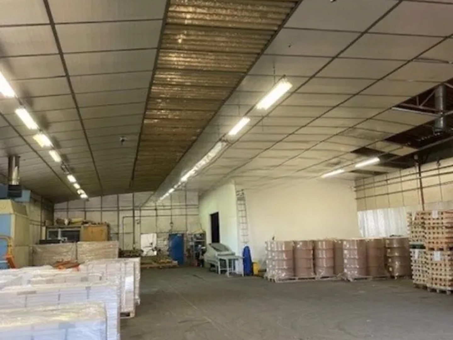À VENDRE EN EXCLUSIVITÉ : Entrepôt de 630 m² sur son terrain de 1 800 m² situé à LE COTEAU