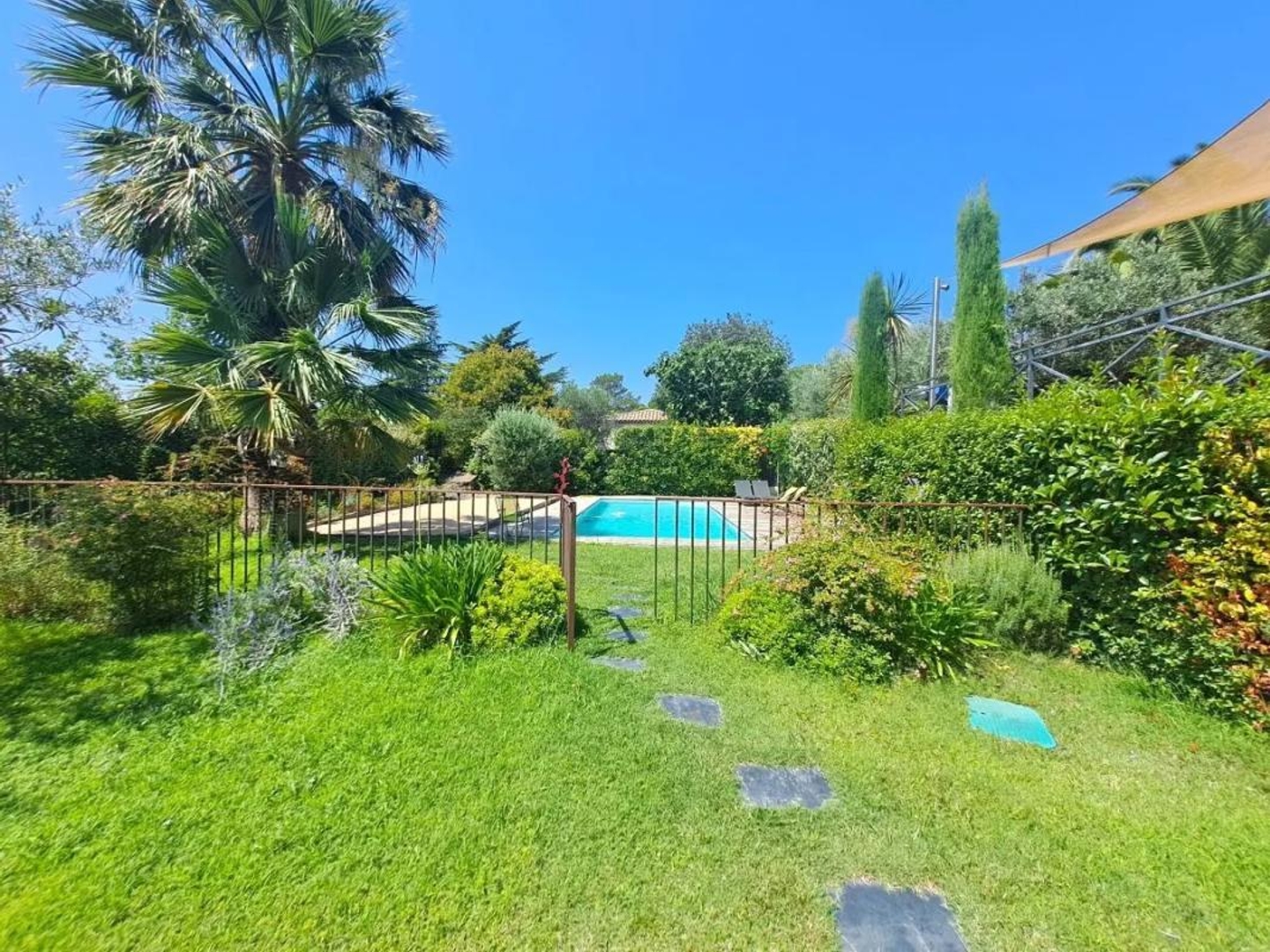 Maison à vendre - 7 pièces - 194m2 - Le Tholonet (13100)