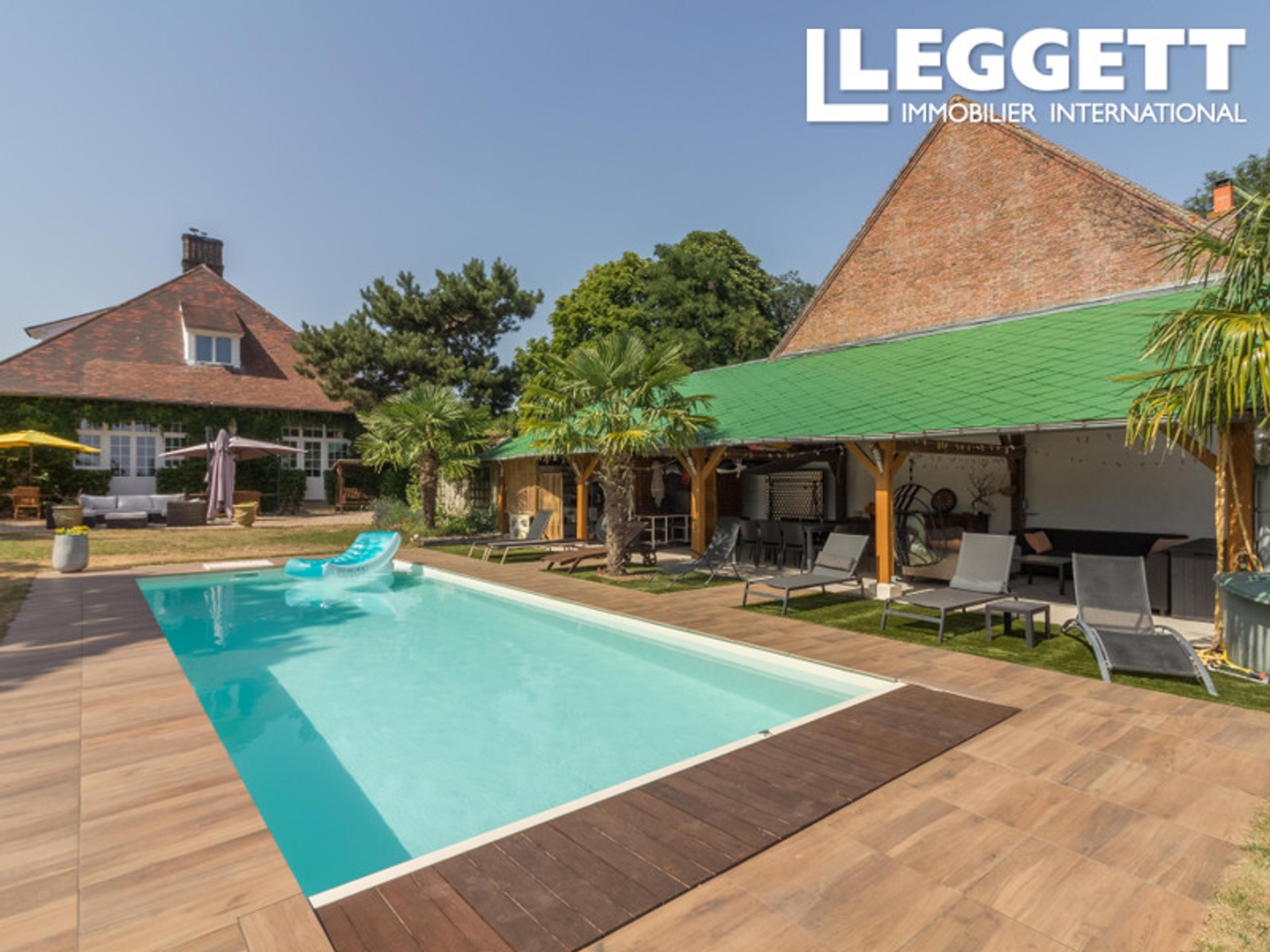 Ensemble immobilier polyvalent avec maison principale, studios, appartements et piscine