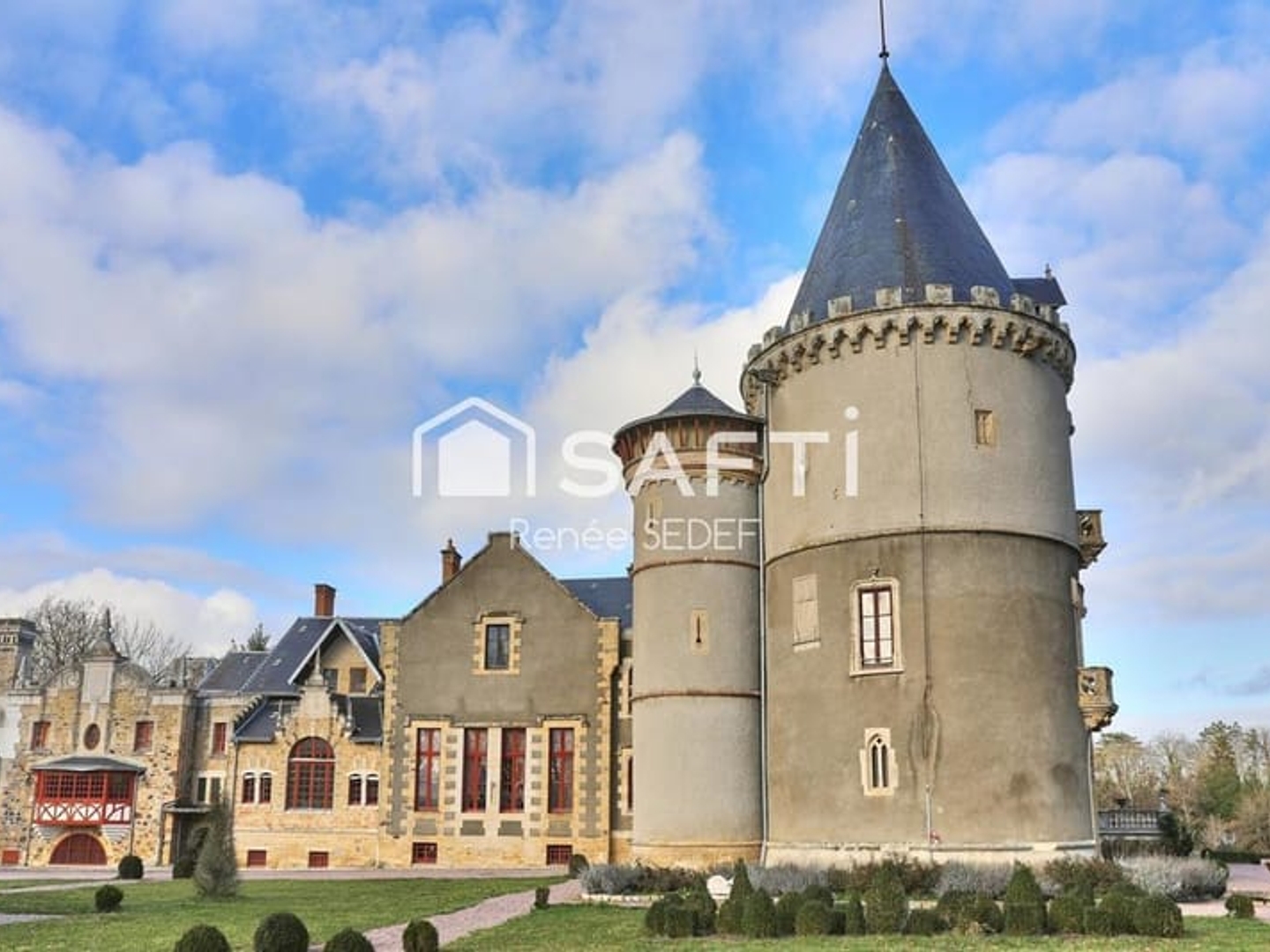Maison à vendre - 39 pièces - 4000m2 - Château-Sur-Allier (03320)