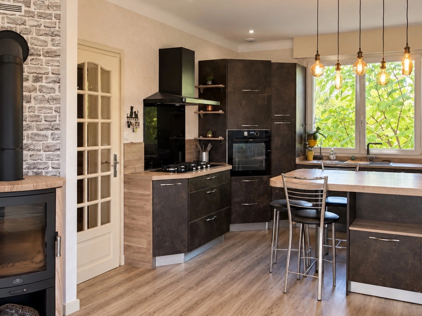 MAISON INDIVIDUELLE, 3 CHAMBRES, SOUS-SOL COMPLET ET JARDIN CLOS
