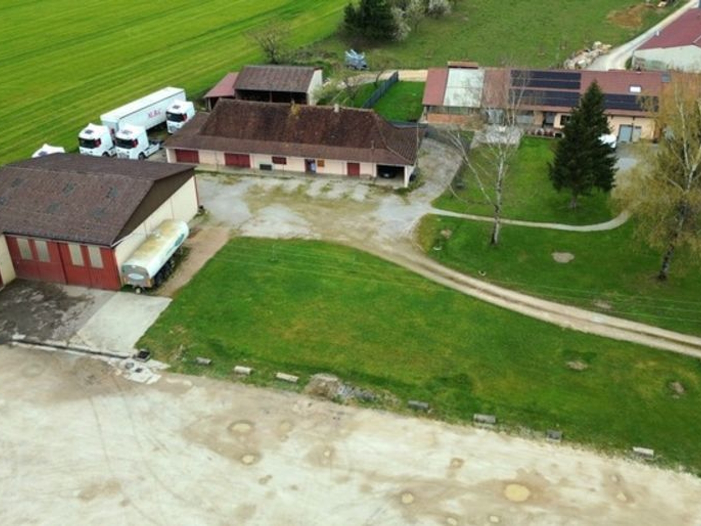 Ensemble immobilier composé de deux maisons et d'un hangar CUISIA (39)