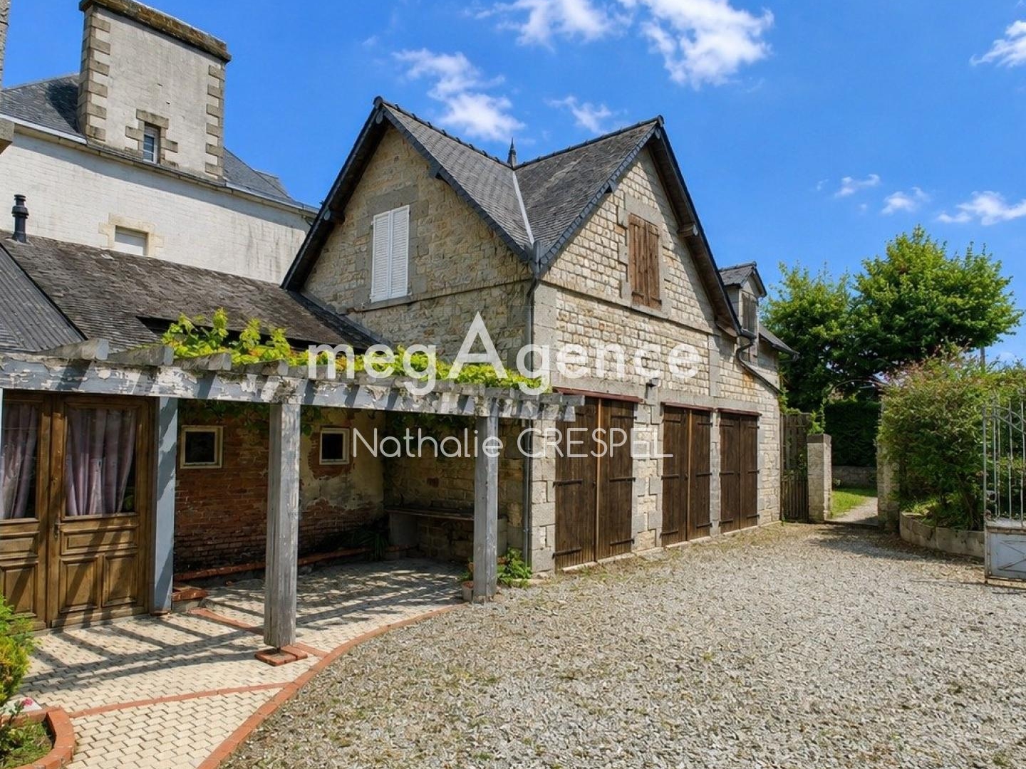 MAISON DE CARACTÈRE - 4 CHAMBRES - DÉPENDANCES À FORT POTENTIEL - COUTERNE