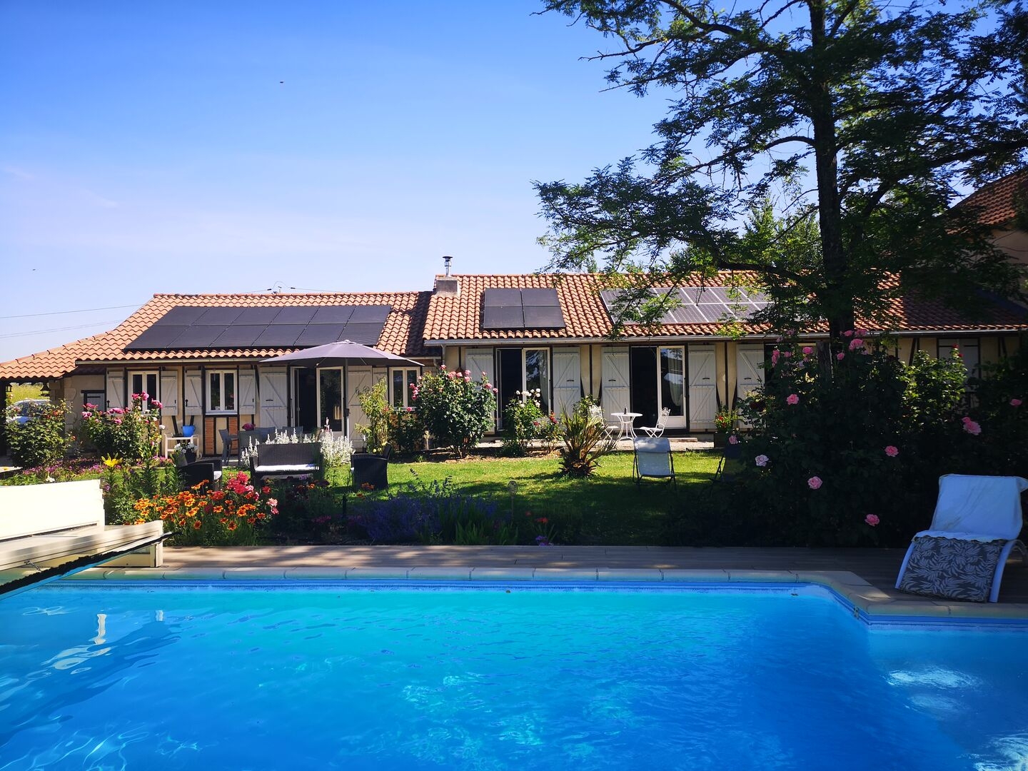 À vendre secteur de Vic Fezensac: Superbe vue sur les Pyrénées pour cette propriété magnifiquement entretenue avec piscine, chau