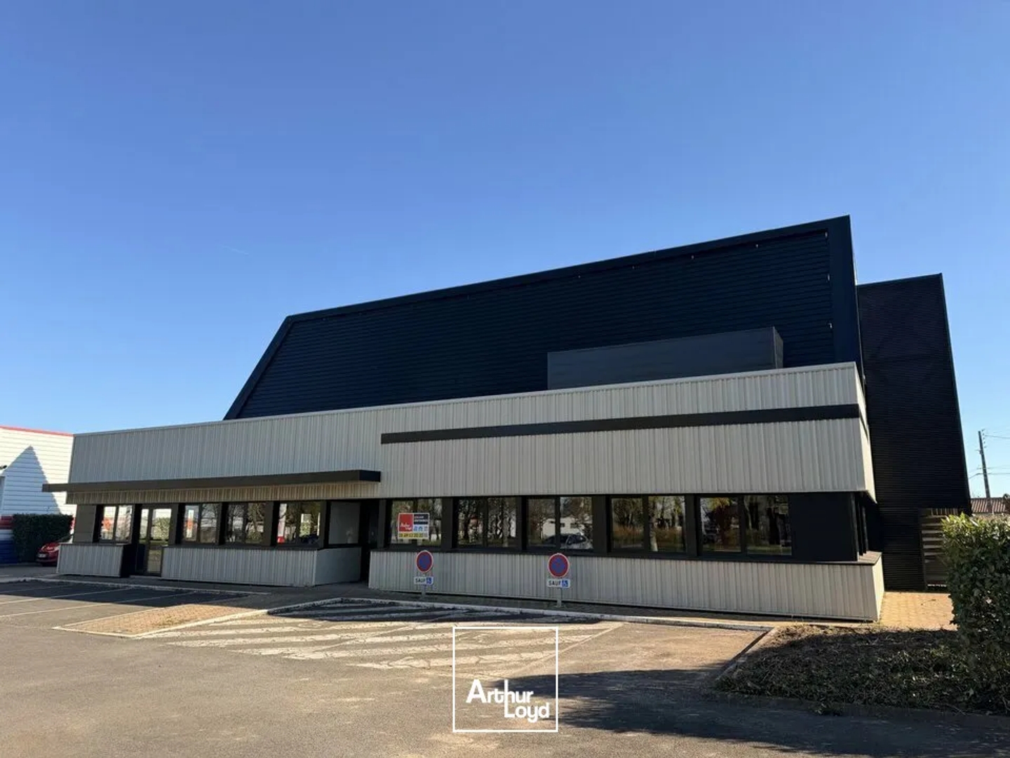 LOCAL COMMERCIAL À VENDRE POITIERS EST - 685m² - EMPLACEMENT N°1 EN ZONE COMMERCIALE