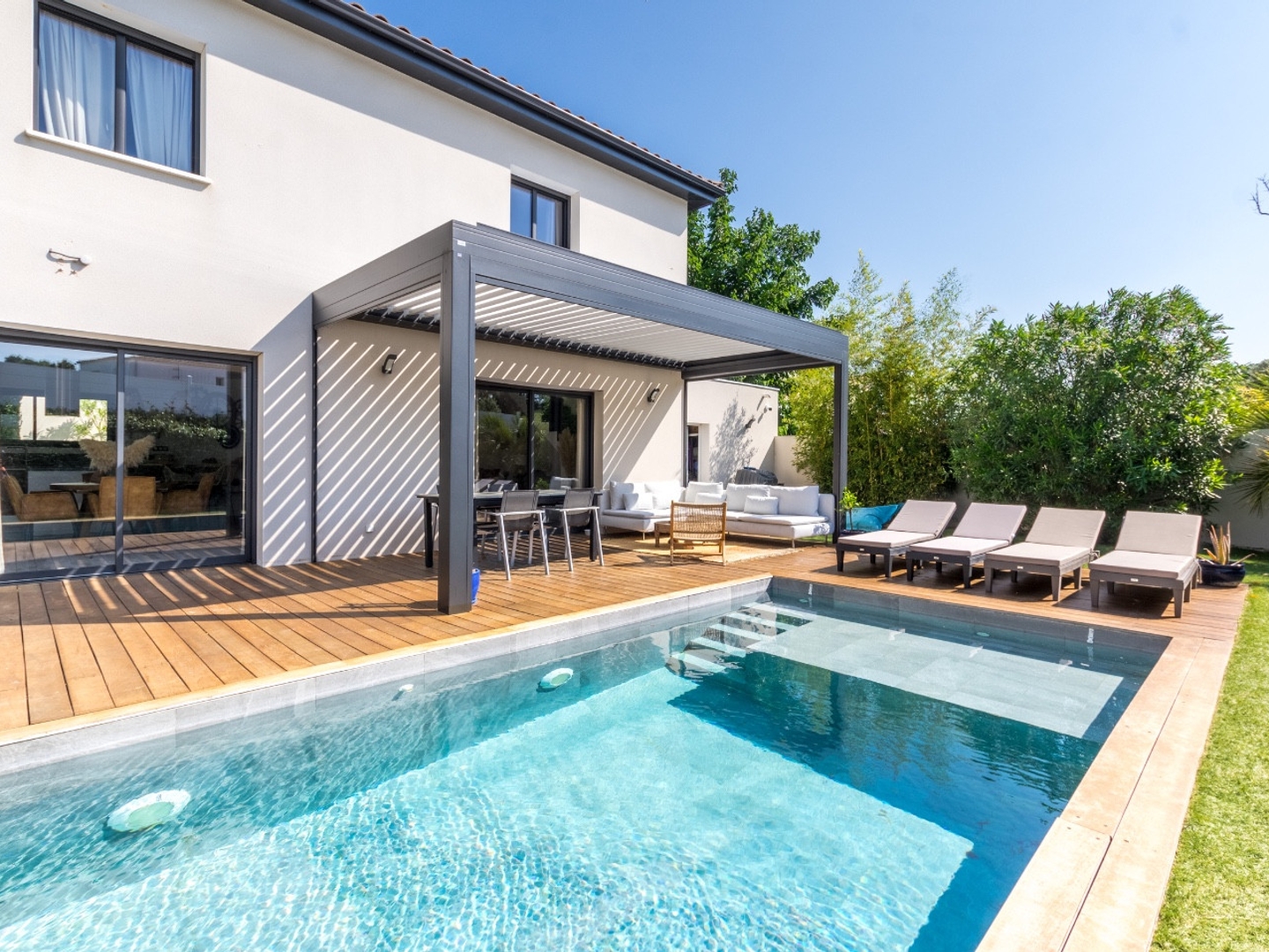 Maison contemporaine avec piscine