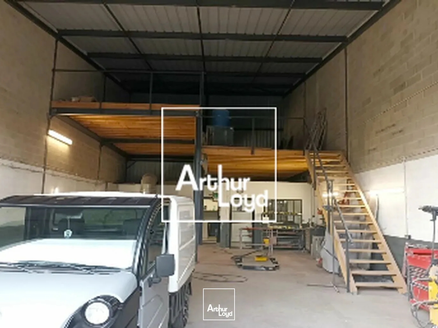 Local d activité à la vente à Générac grande hauteur et mezzanine