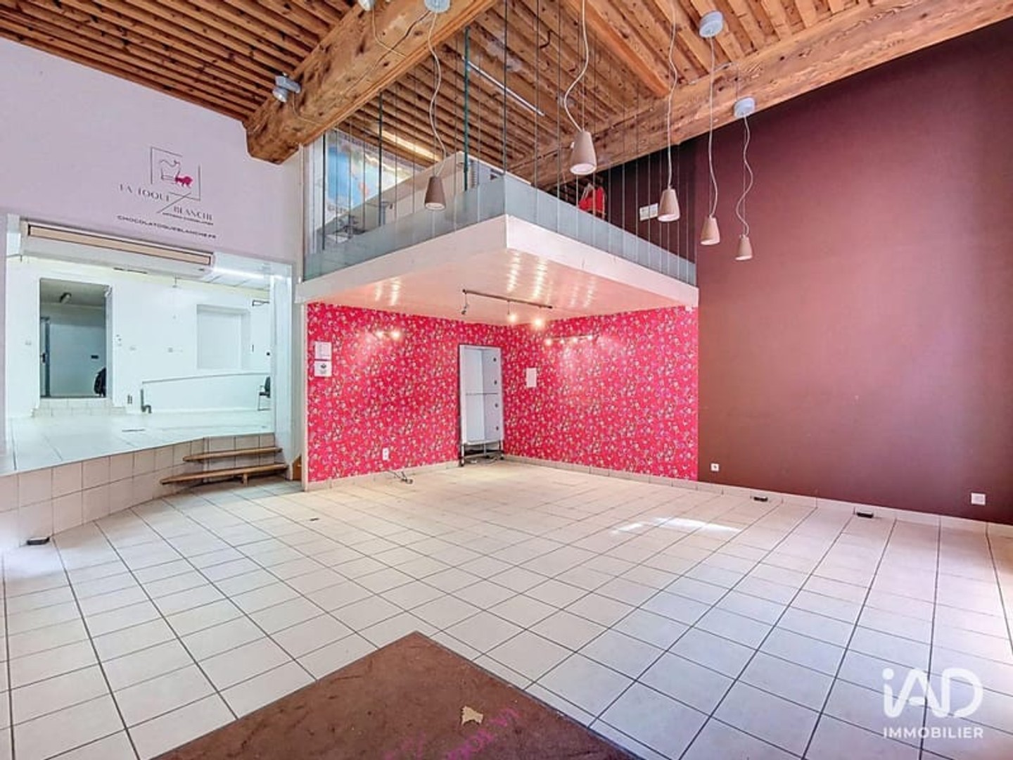 Immeuble commercial 2 pièces 180 m²