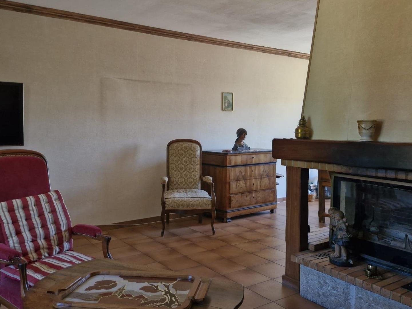 Maison de lotissement avec sous-sol et terrain clos
