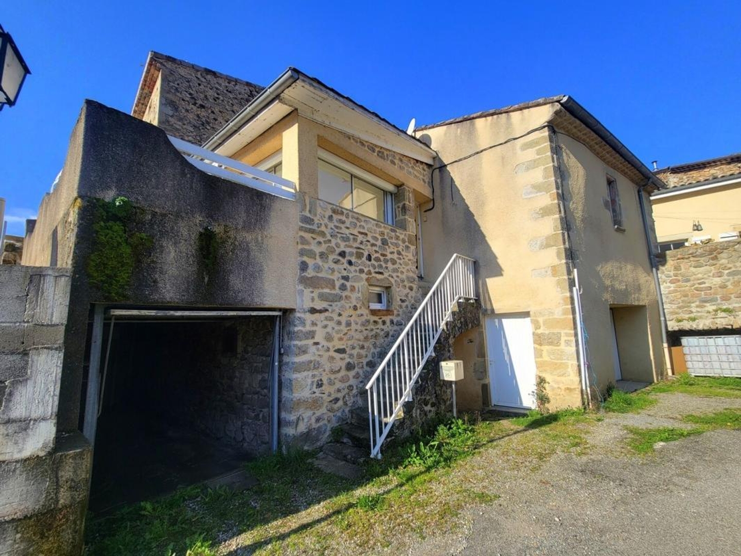 Charmante maison de village en pierres avec sous-sol et jardin