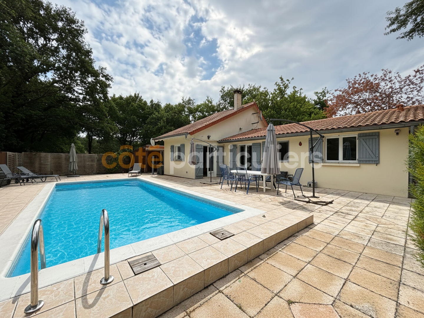 VENDAYS-MONTALIVET ensemble immobilier de deux habitations sur 3300 m2