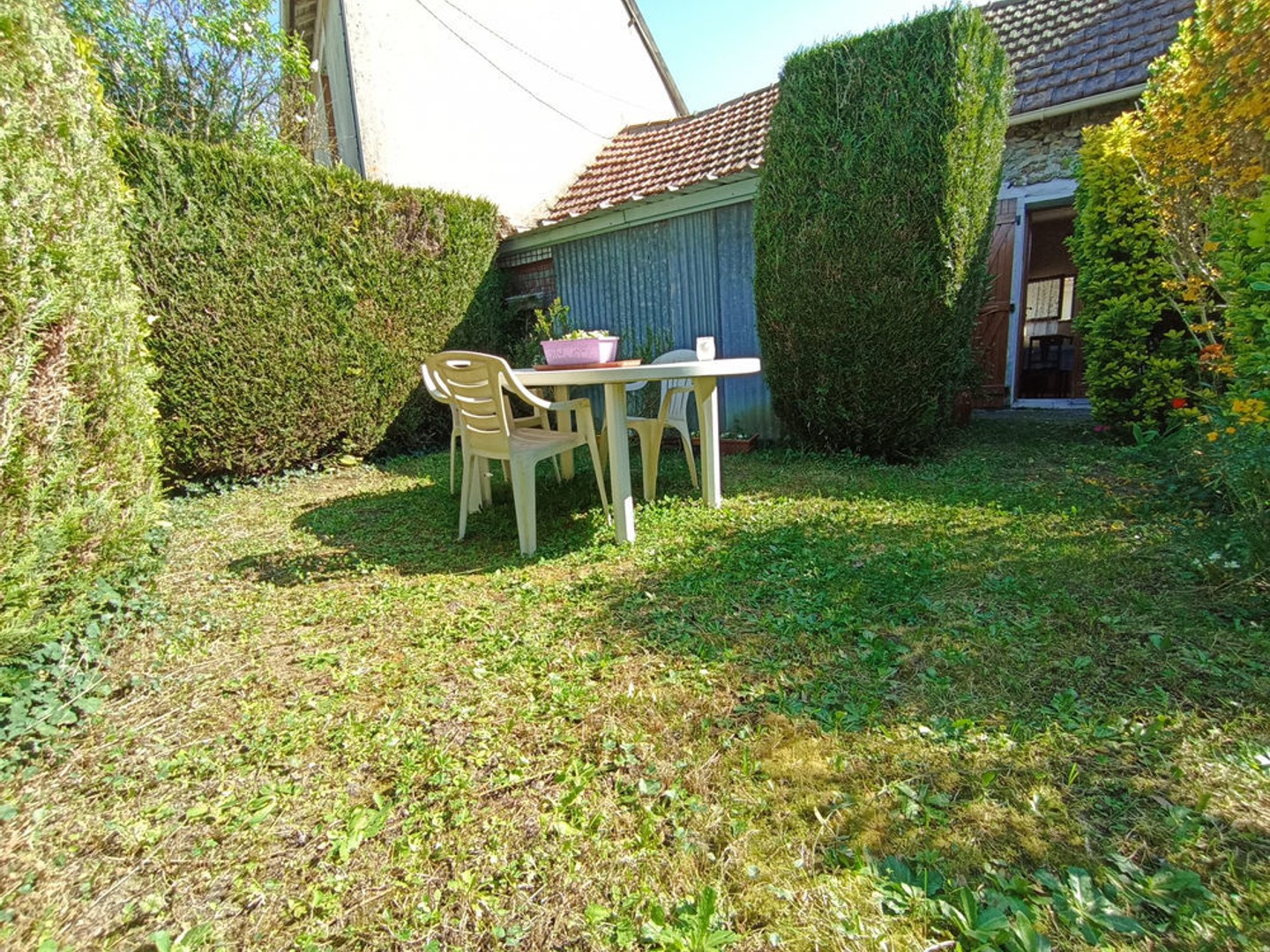 Maison de plain-pied à rénover avec jardinet au Plessis-Paté