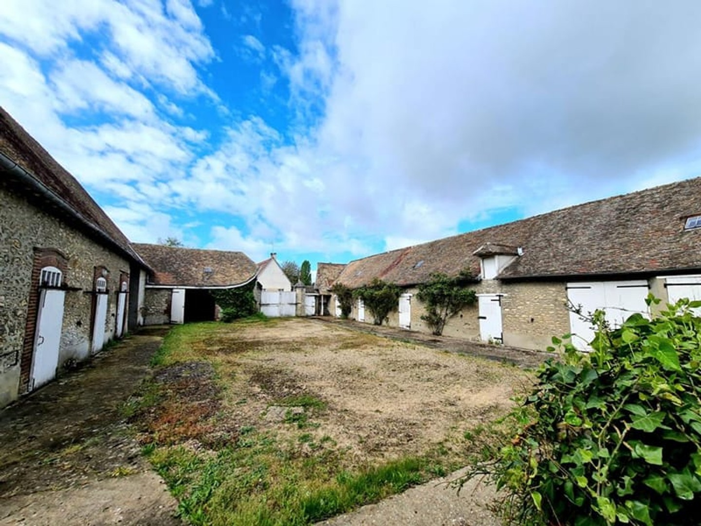 Vesly - 2 Belles granges : une écurie et une ancienne grange dimière sur 1.200 m2 de terrain plat - Prix : 243.500
