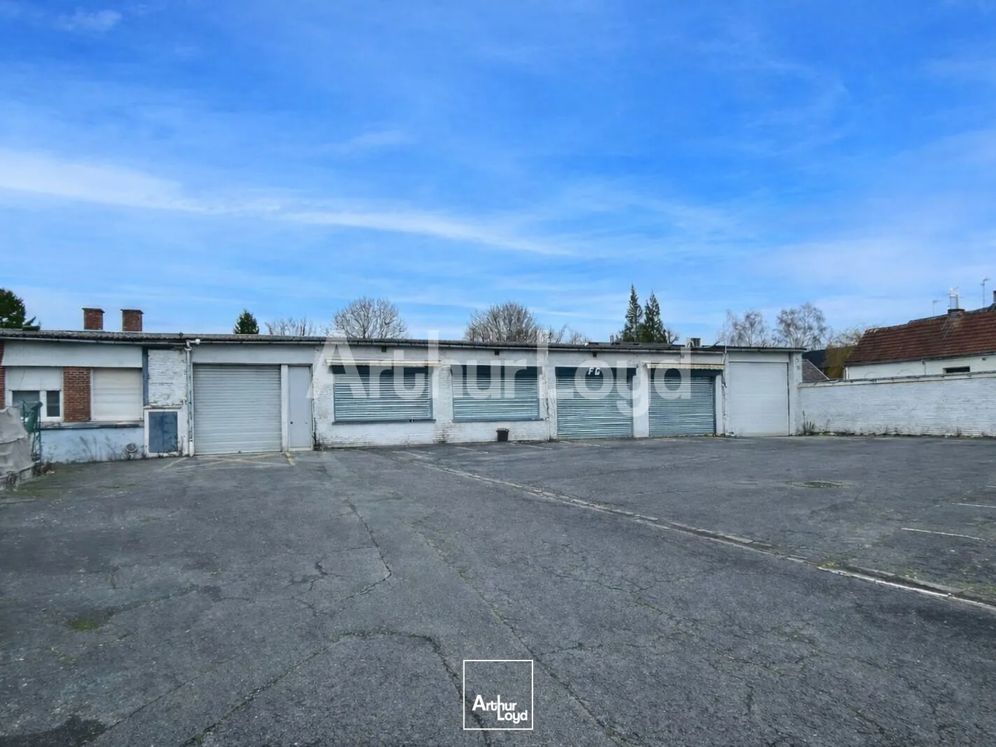 Entrepôt showroom à vendre à Saint-Saulve avec parking privatif sécurisé