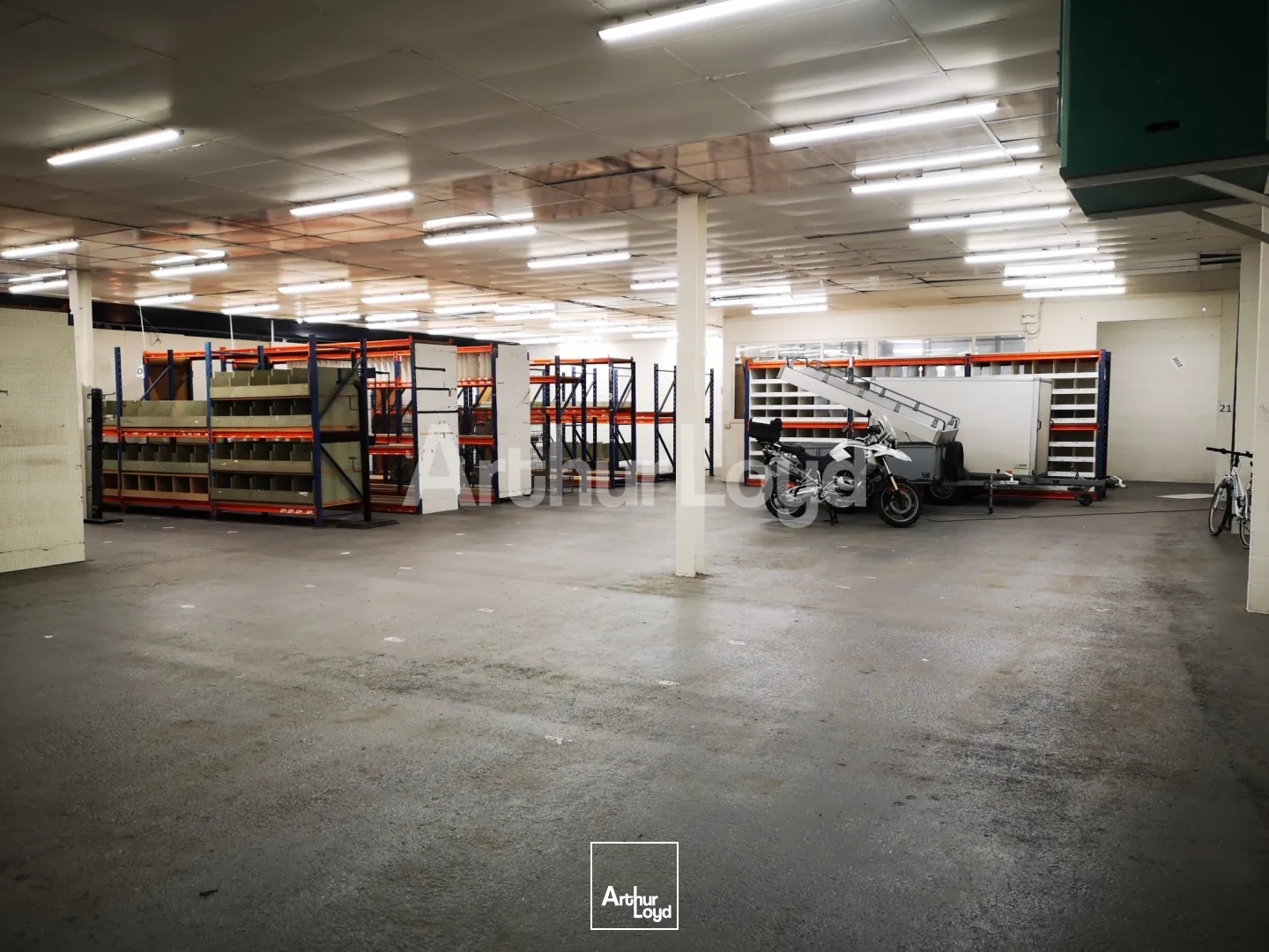 Locaux à vendre - 1400m2 - Saint-Saulve (59880)