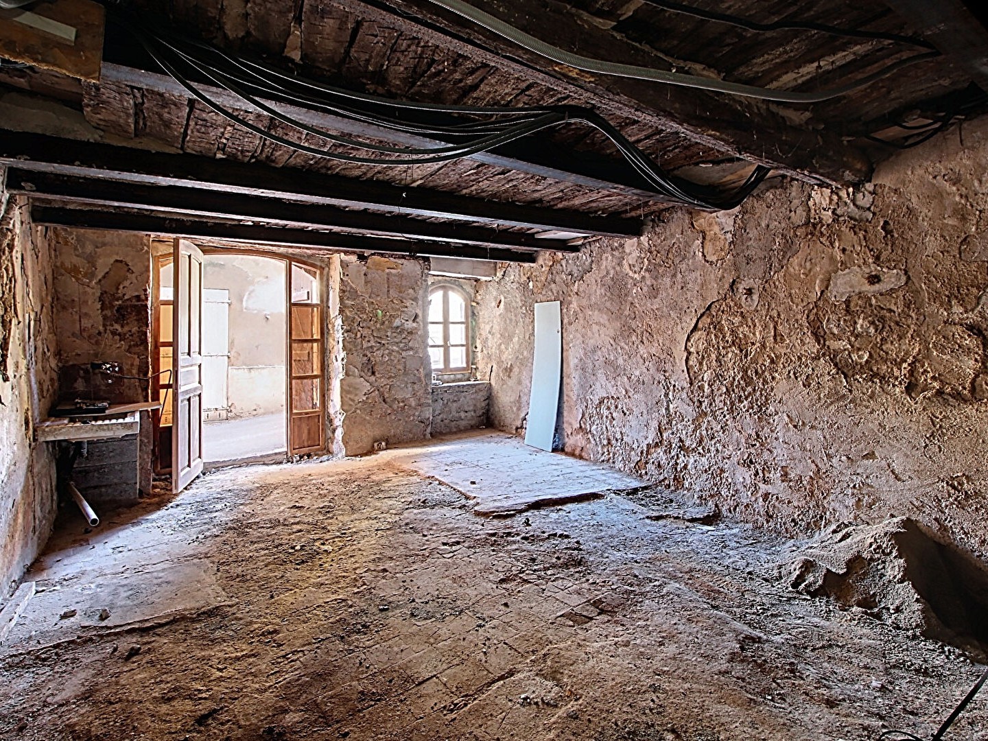 A VENDRE EN EXCLUSIVITE ! Local de 36 m² + 65m² de cave au coeur du village de LORGUES