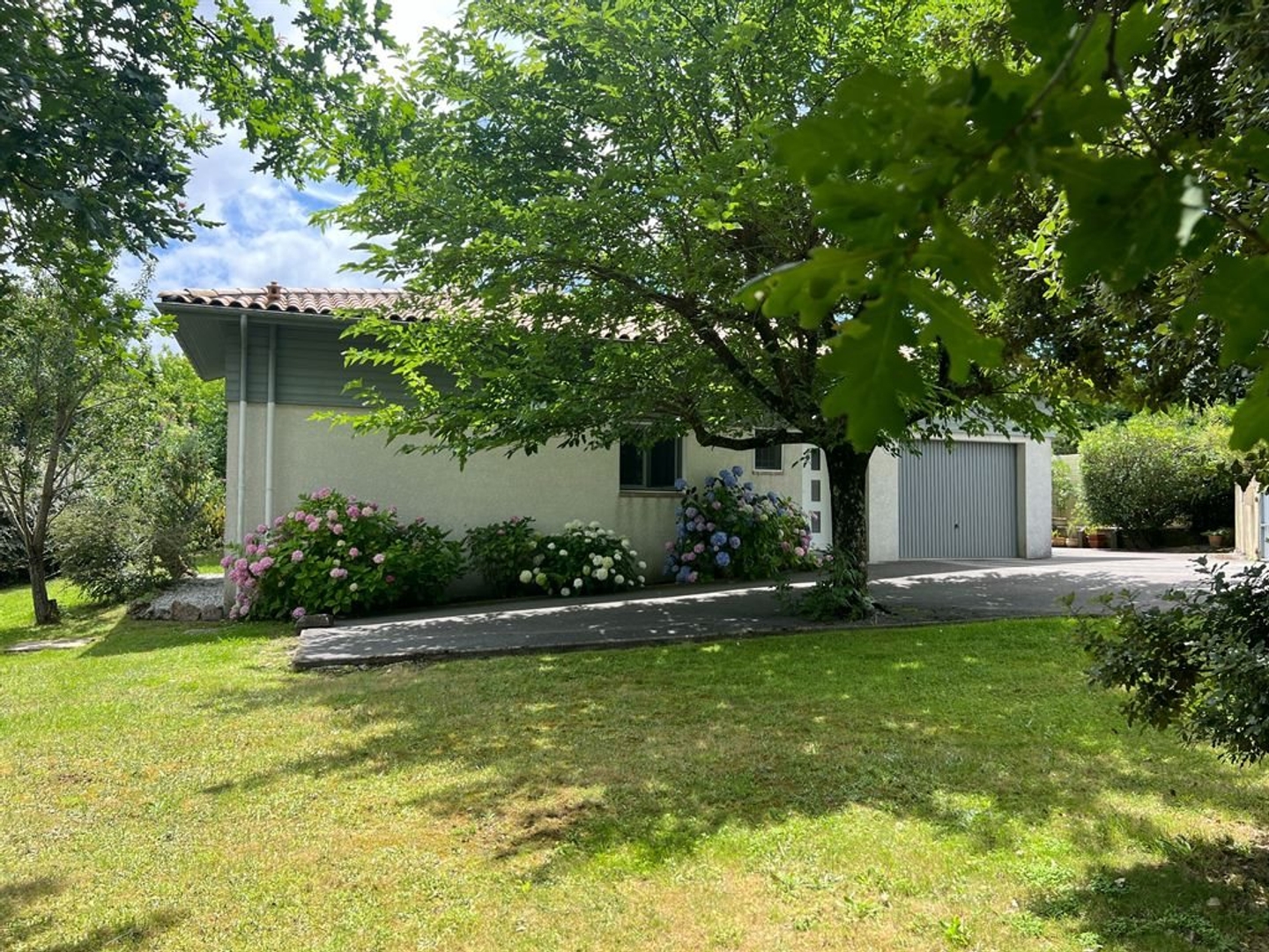 Maison de Plain-Pied avec Piscine à proximité des commodités.