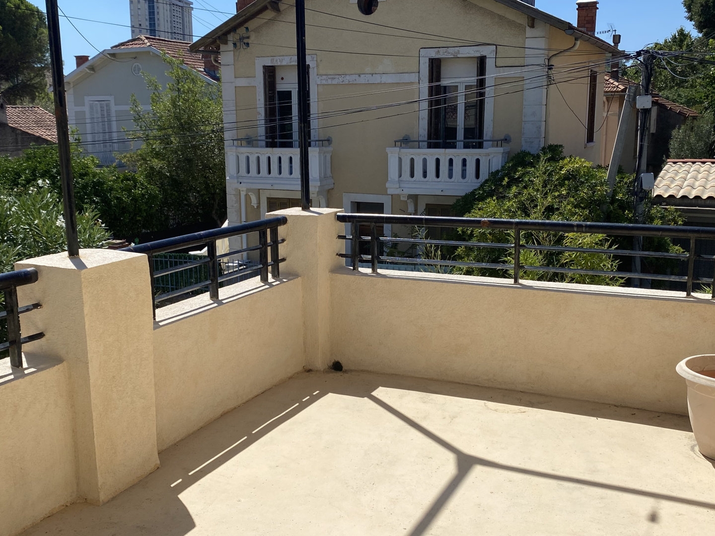A VENDRE HAUT DE VILLA T4 AVEC TERRASSE PLEIN SUD TOULON SAI