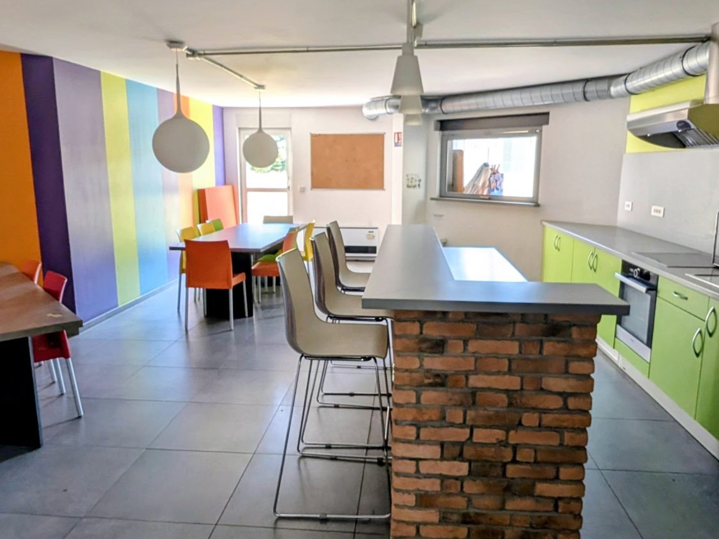 Locaux d'activités avec bureaux, atelier, stockage, logement.