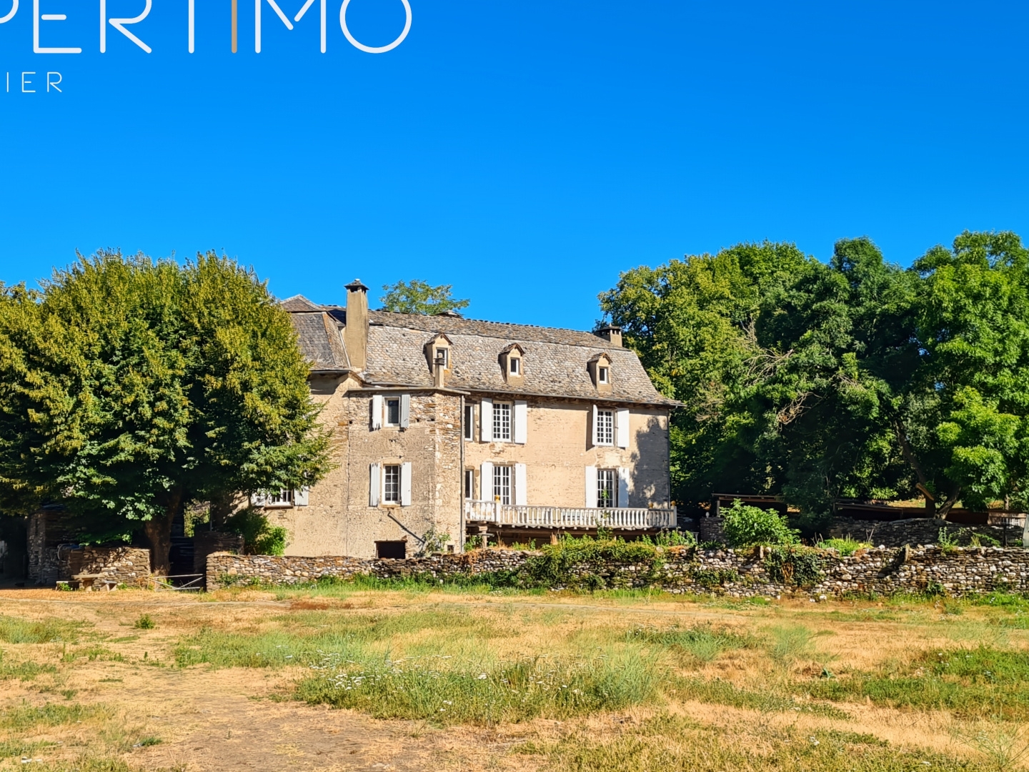 Manoir d'une superficie habitable de 338 m² + nombreuses dépendances sur un terrain de 3,6 hectares