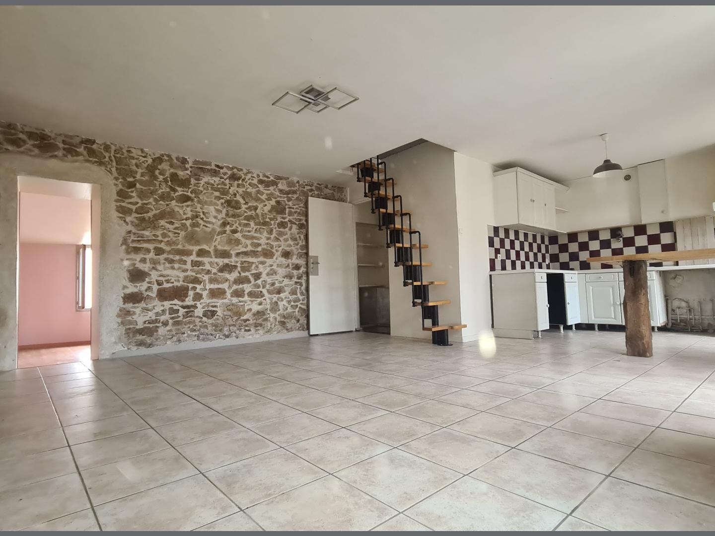 2/3 chambres, 1 bureau. Be lespace en pelouse avec garage.