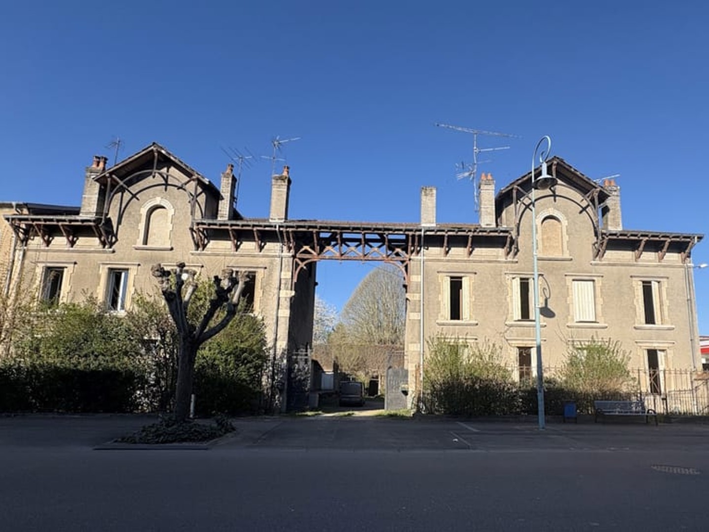 Ensemble immobilier de caractère à l'entrée de Mirecourt