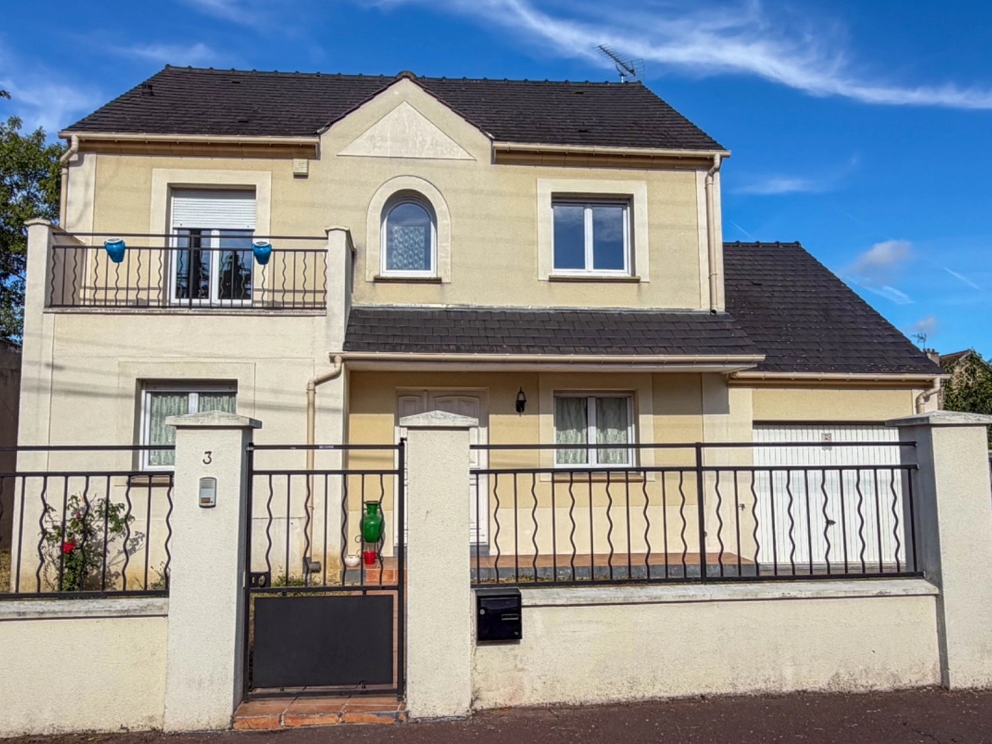 Ermont, maison sur un sous-sol total, 3 chambres, possibilité 5, à deux pas de la gare.