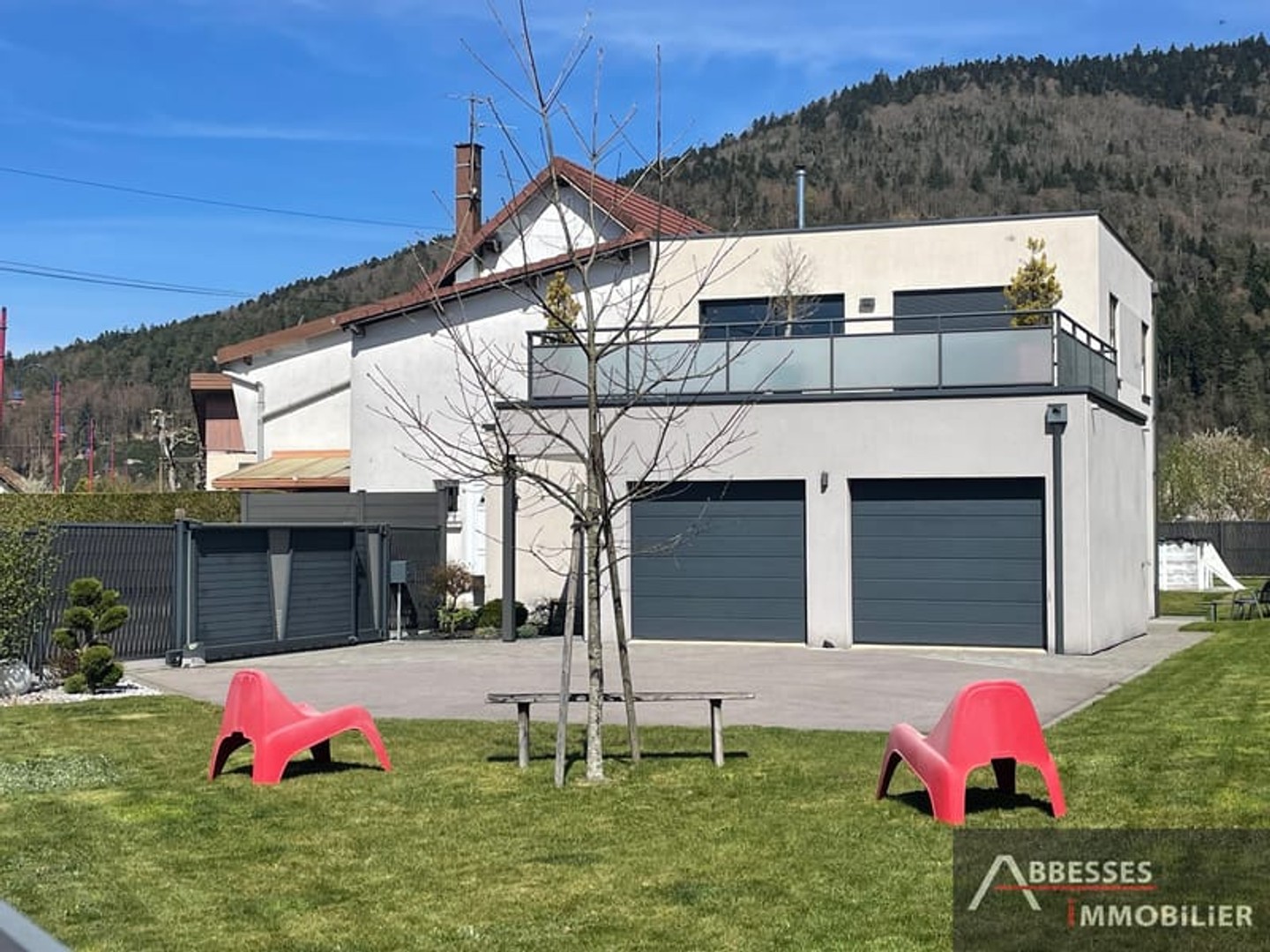 EN EXCLUSIVITÉ : ST ETIENNE LES RMT - Maison de ville de 2017 avec double garage, en copropriété