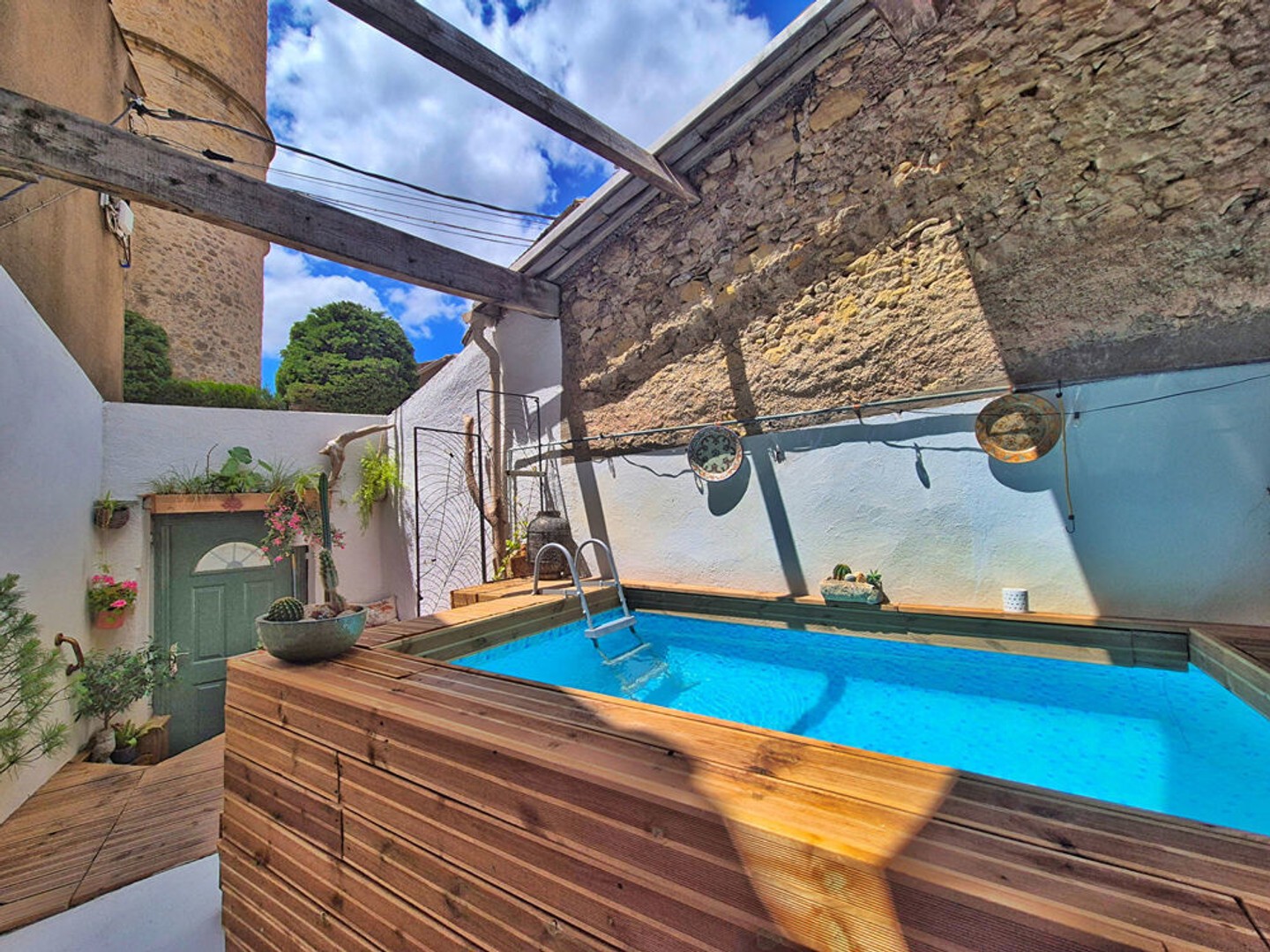 Maison en pierre à Puissalicon ? Cour privée, bassin, garage et fort potentiel d'aménagement