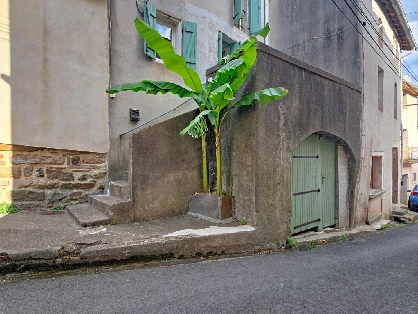 Une maison de caractère avec deux terrasses, superbe cave voûtée et plus de 1 150 m² de terrain, au coeur de Camplong.