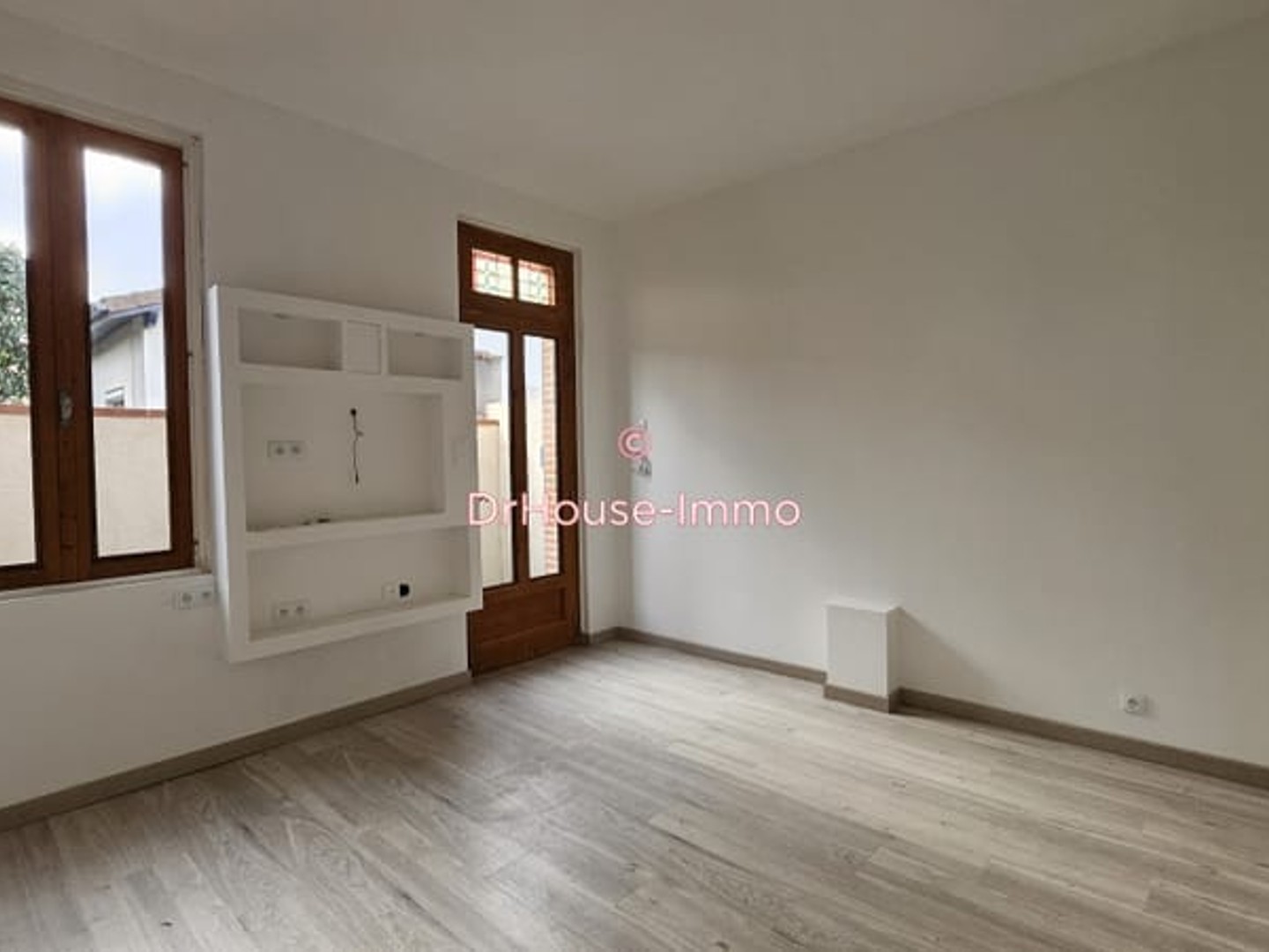 AUCAMVILLE - Maisonnette rénovée de 35.16 m² avec parking, au coeur dun bâtiment ancien plein de caractère