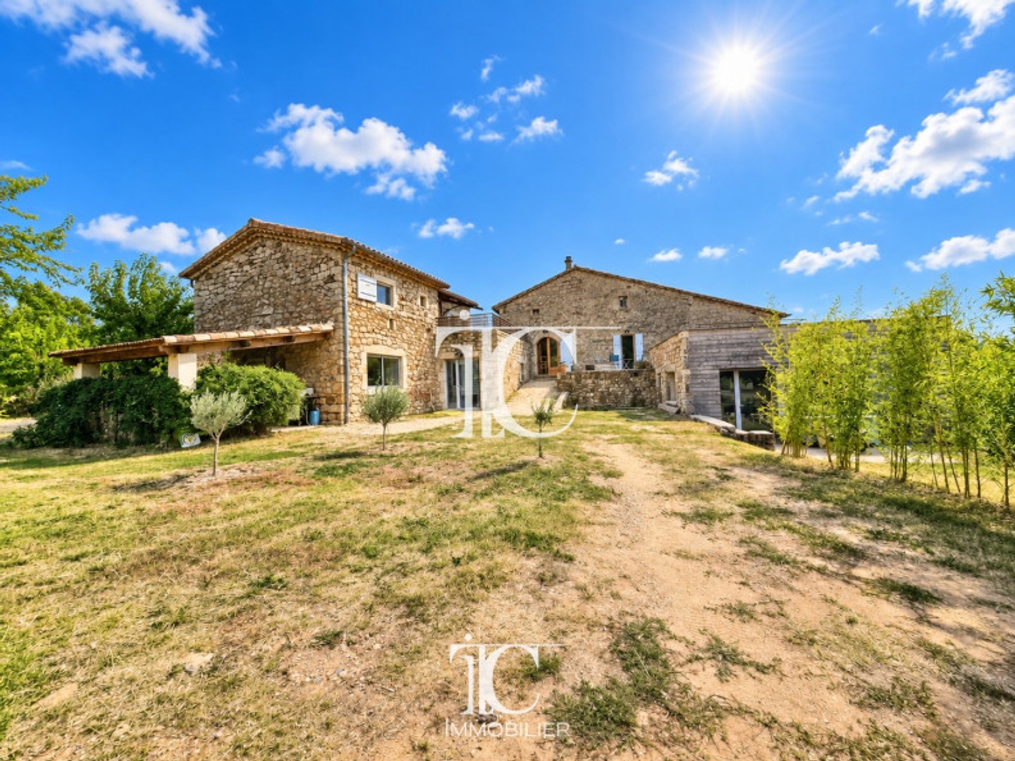 Maison à vendre - 15 pièces - 253m2 - Vinezac (07110)