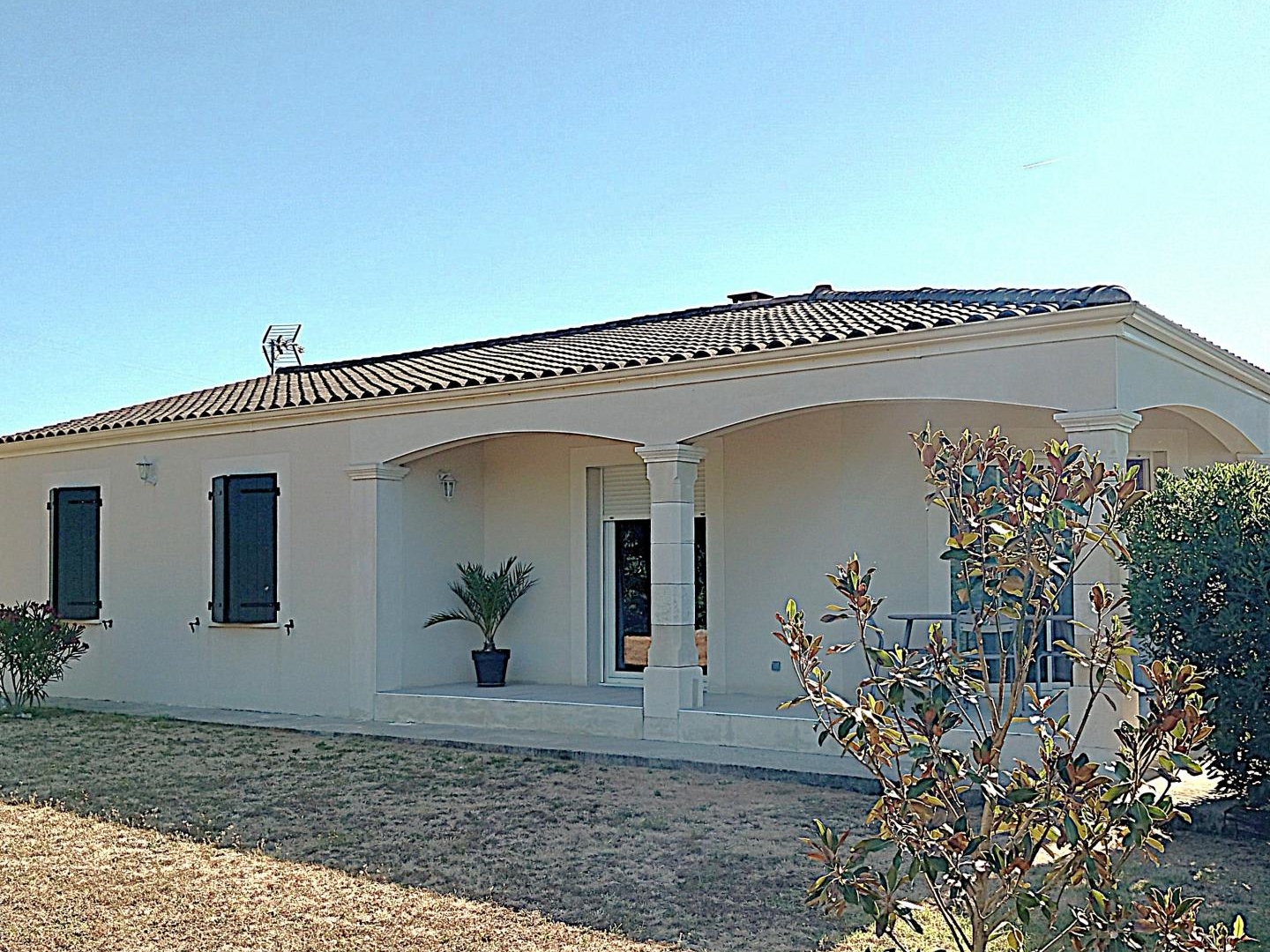 MAISON INDIVIDUELLE NON MITOYENNE AVEC GARAGE ET GRAND JARDIN