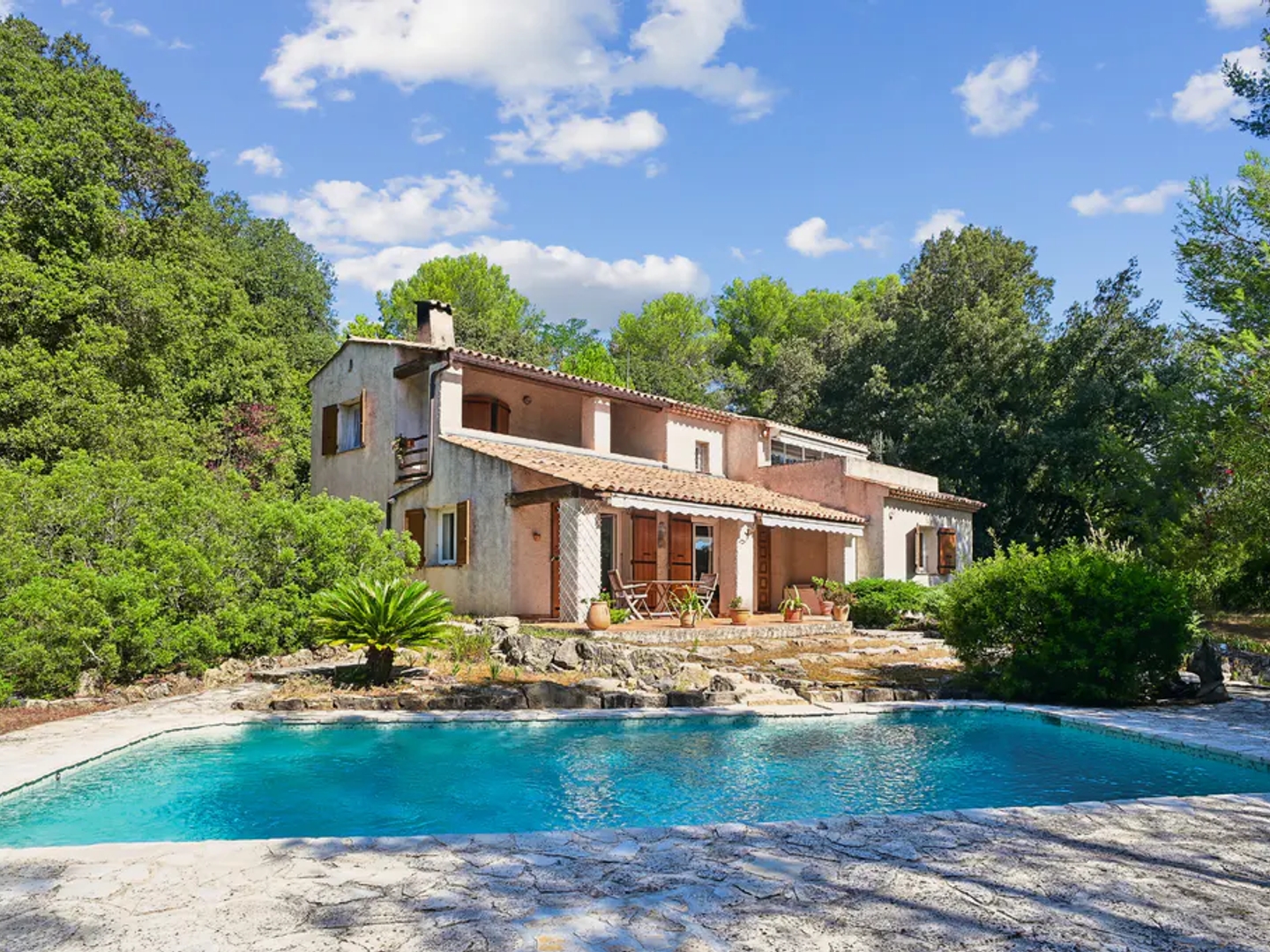 Valbonne - Sophia-Antipolis, villa avec piscine, à rénover, extension possible