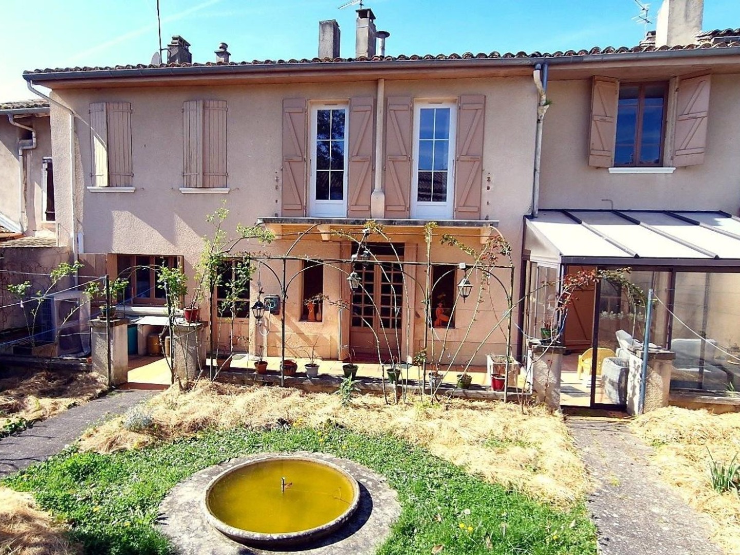 Grande maison de ville avec jardin.