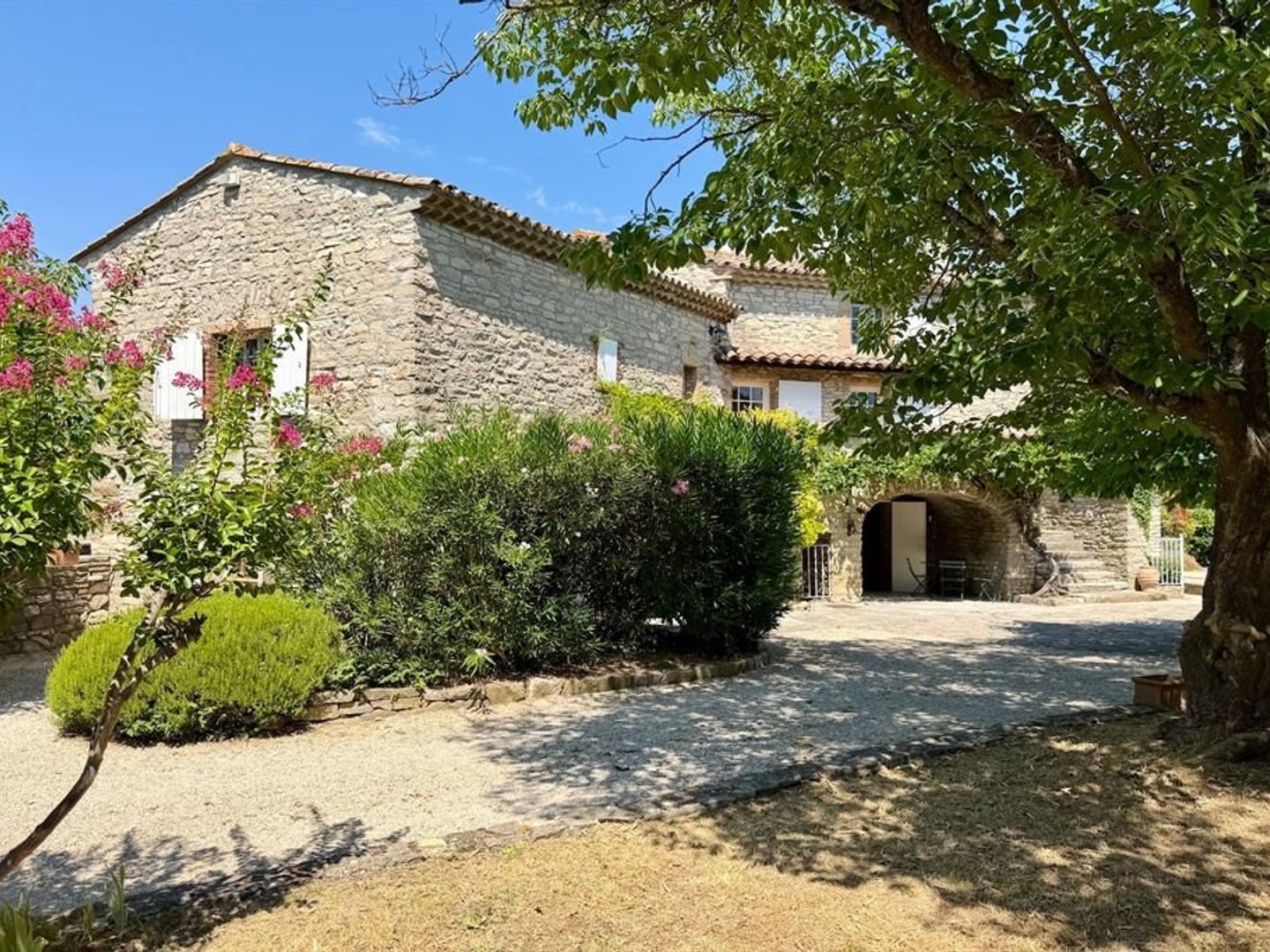 Authentique maison en pierre avec piscine et vue panoramique, à