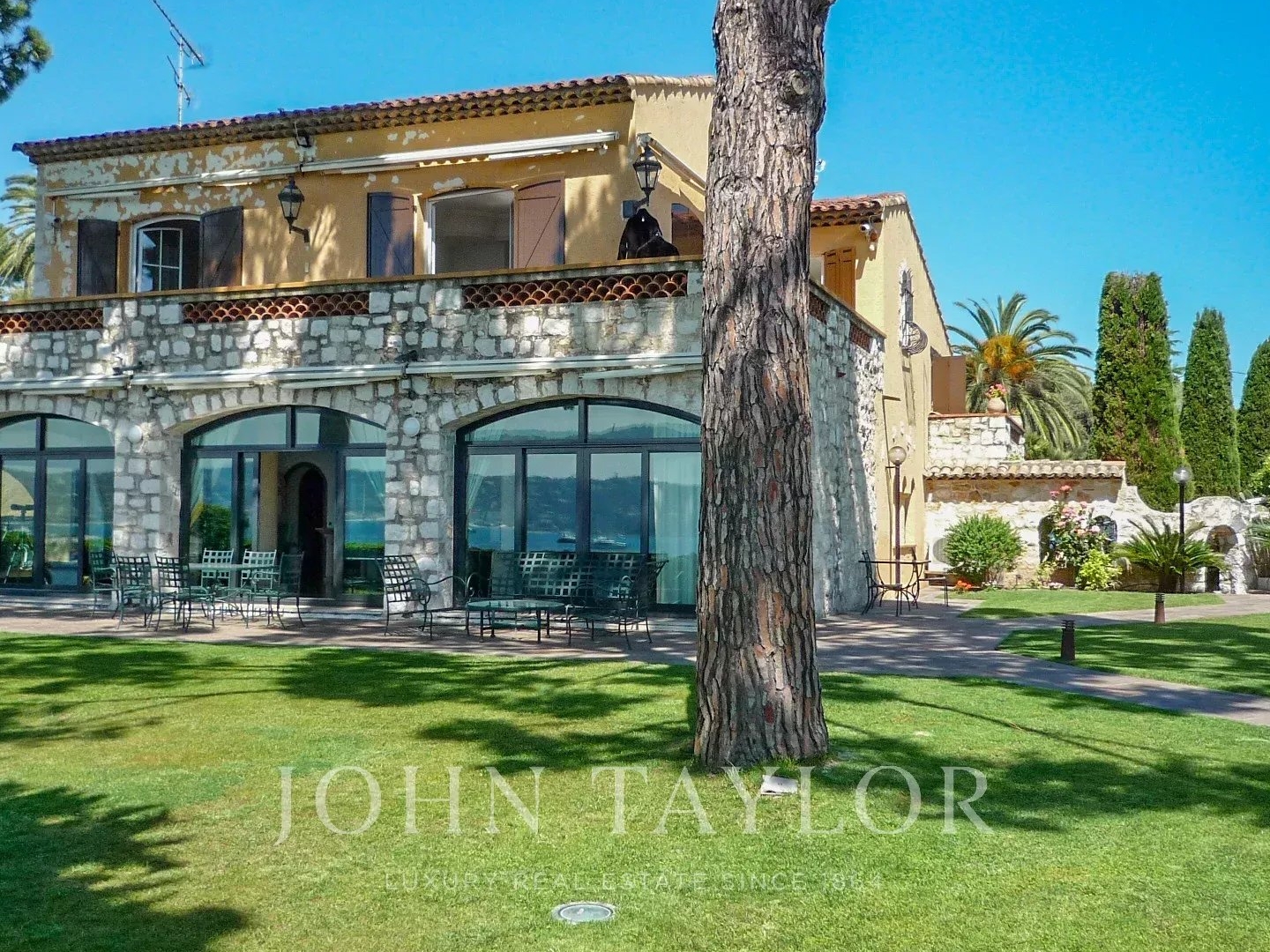 Maison à vendre - 600m2 - Antibes (06160)