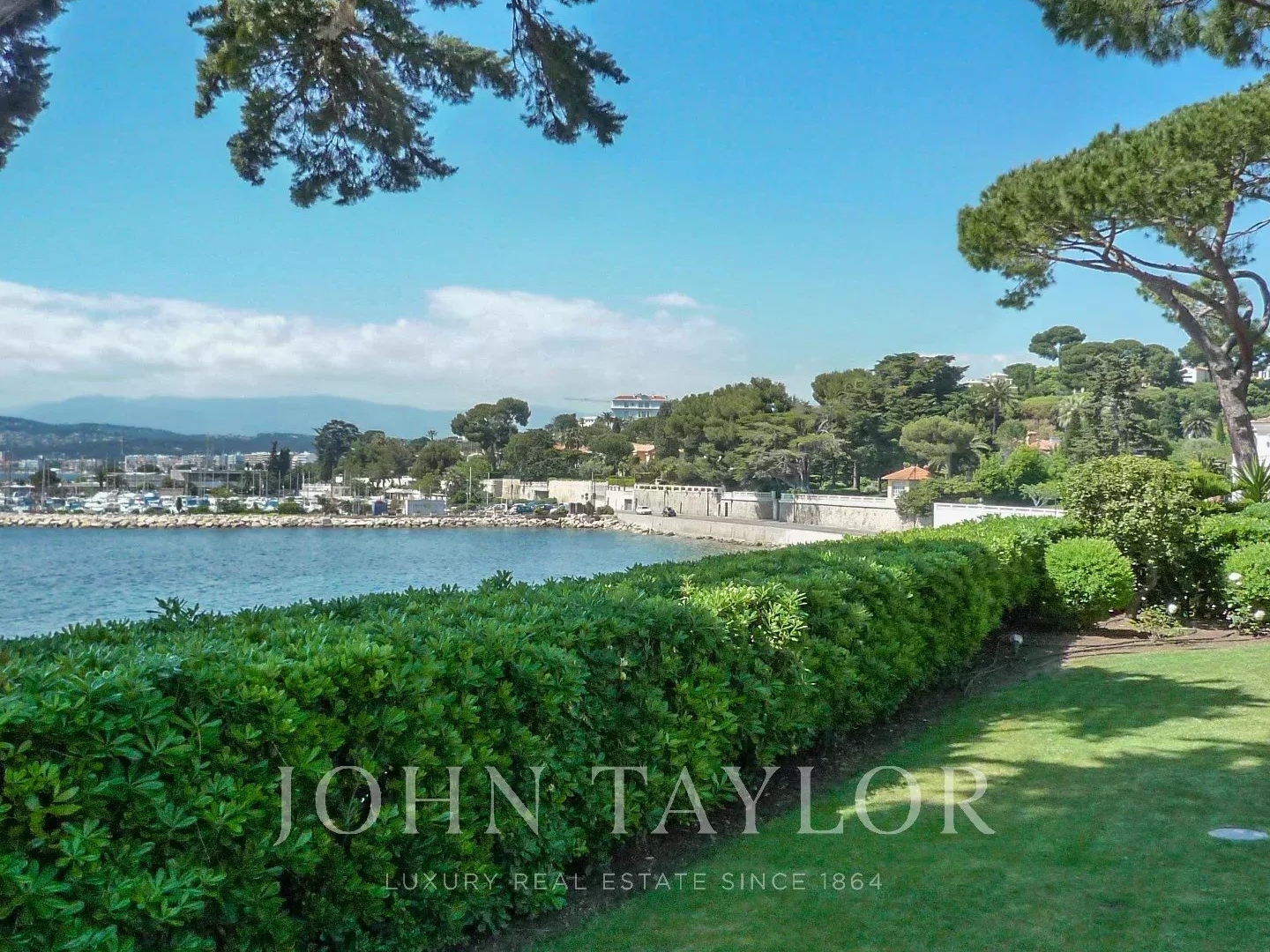 Maison à vendre - 600m2 - Antibes (06160)