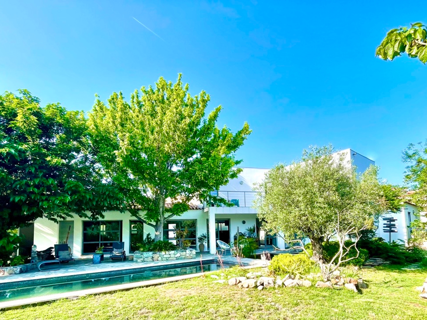 Fréjus -Villa contemporaine 223m2 domaine privé -grand garage et sous-sol