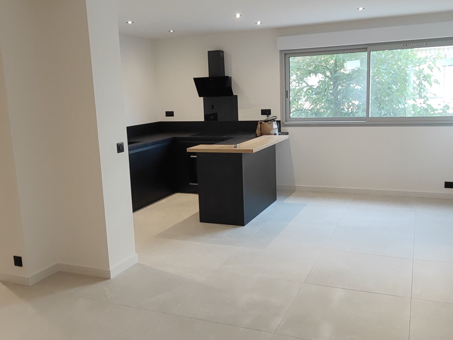 LE LAVANDOU - Appartement de type T3 de 68.5 m2 avec place de stationnement