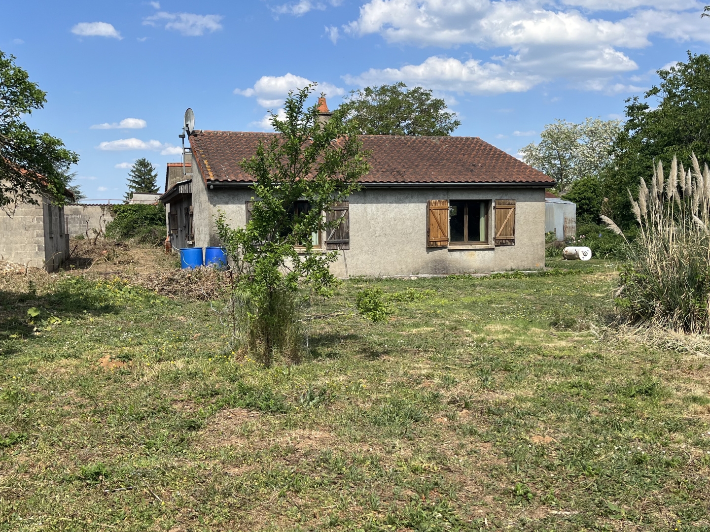 POITIERS proche Aéroport MAISON PLAIN-PIED 3 Chambres de 135 m2 A RENOVER avec Terrain de 4.600 m2 + ANNEXE de